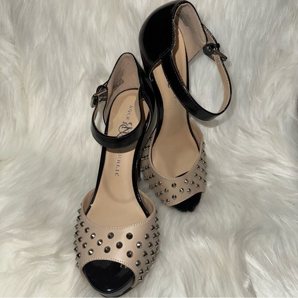 Rock & Republic Black and Tan Heels with Studded Accents - Picture 9 of 10